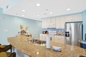 Jääkaappi, mikroaaltouuni, uuni, liesi