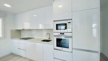 Een koelkast, een magnetron, een oven, een kookplaat