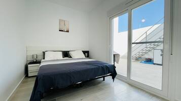 3 slaapkamers, een strijkplank/strijkijzer, gratis wifi, beddengoed