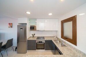 Frigorifero, microonde, forno, piano cottura