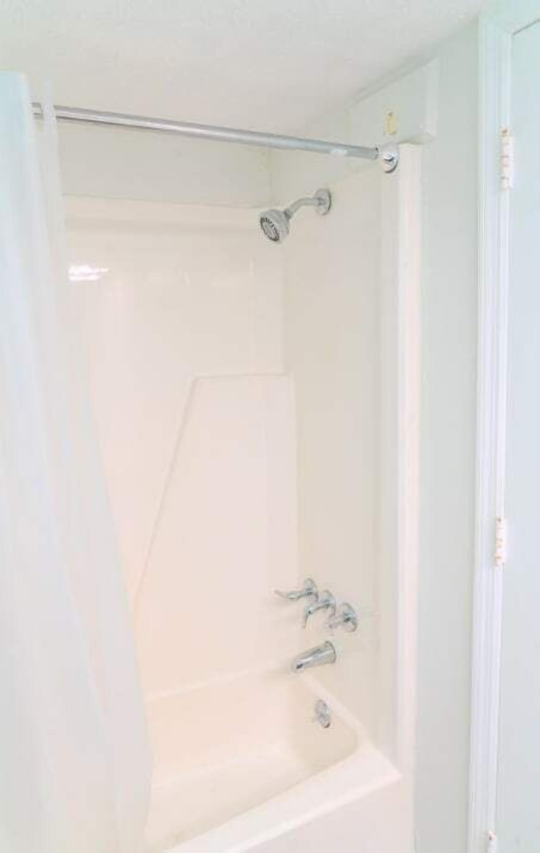 Douche, sèche-cheveux, serviettes fournies, shampoing