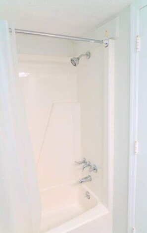 Douche, sèche-cheveux, serviettes fournies, shampoing