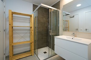 Dusche, Haartrockner, Handtücher