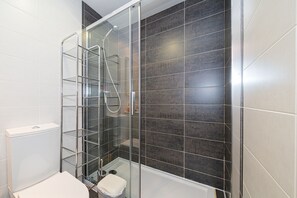 淋浴设施、吹风机、毛巾