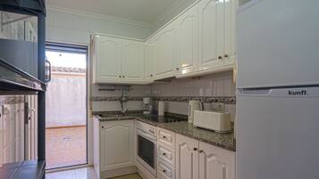 Coffee/tea maker, fridge, microwave, oven