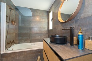 Ducha, secador de pelo y toallas