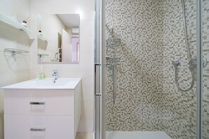 Douche, séchoir à cheveux, serviettes fournies
