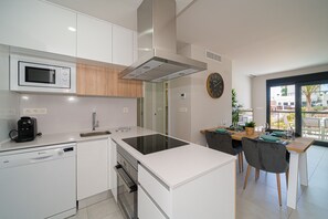 Kylskåp, mikrovågsugn, ugn och diskmaskin