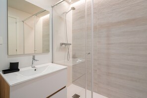 Een douche, een haardroger, handdoeken