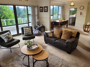 Smart TV, DVD player, books - Views and Space for Large Groups - 5 bedrooms, 2 kitchens and 3 bathrooms (Hanmer Springs)
