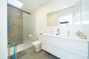 Douche, séchoir à cheveux, serviettes fournies