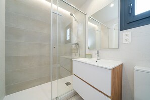 Douche, séchoir à cheveux, serviettes fournies