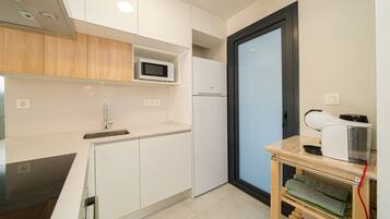 Een koelkast, een magnetron, een oven, een kookplaat