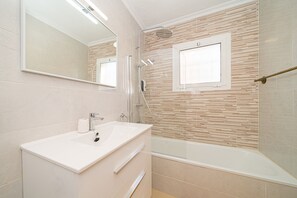Shower, hair dryer, towels - Apartamento Mistral (Torrevieja) (Torrevieja)