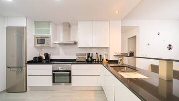 Een koelkast, een microgolfoven, een oven, een kookplaat