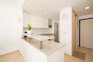 Geladeira, micro-ondas, fogão, cooktop