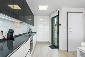 Geladeira, micro-ondas, fogão, cooktop