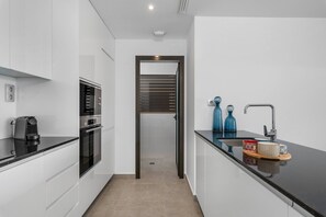 Refrigerador, microondas, horno, placa de cocina