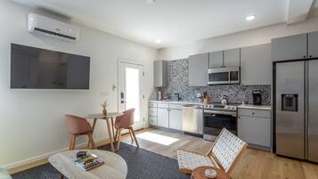 Frigorífico, microondas, horno y placa de cocina