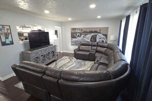 Smart TV, table football - Beautiful Family Home - Perfect for Large Groups!
(Sioux Falls)