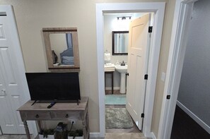 5 bedrooms, iron/ironing board, WiFi, bed sheets - Beautiful Family Home - Perfect for Large Groups!
(Sioux Falls)