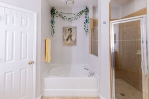 Dusj, hårføner, håndklær og såpe