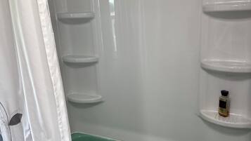 SĂšche-cheveux, serviettes fournies, savon, papier toilette
