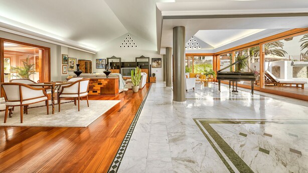 A spacious living area with a grand piano, wooden flooring, and large windows offering a view of the outdoors. - Magic house with private pool and games (San Bartolomé de Tirajana)