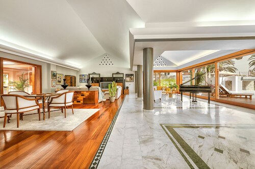 Magic house with private pool and games