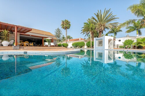 Magic house with private pool and games