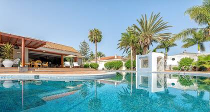 Magic house with private pool and games