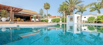 Magic house with private pool and games