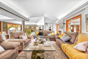 TV - Magic house with private pool and games (San Bartolomé de Tirajana)