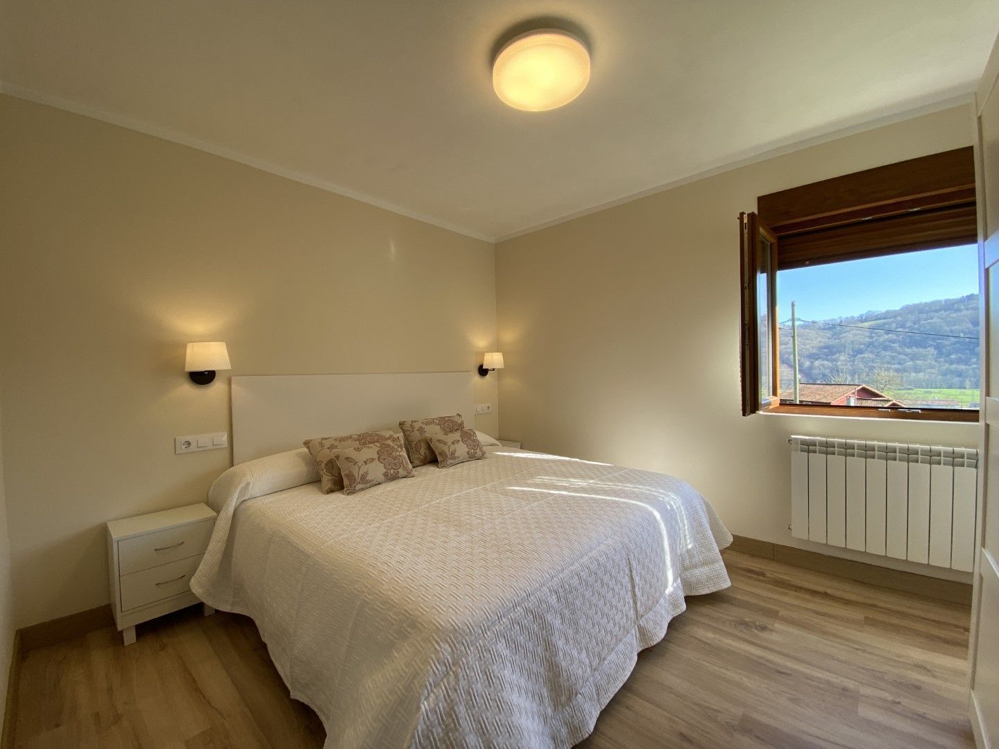 3 slaapkamers, een strijkplank/strijkijzer, reisbedje, gratis wifi