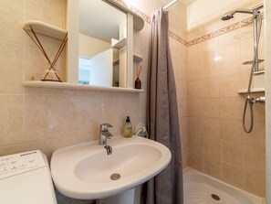 Een haardroger, handdoeken