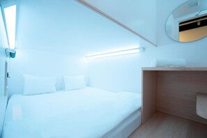 Earth Double | Meja kerja, kedap suara, Wi-Fi gratis, dan seprai linen