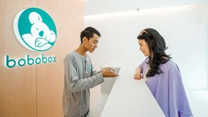 A reception area with a logo featuring a cartoon character and the text 'bobobox'. - Bobopod Kebayoran Baru Jakarta (Jakarta)