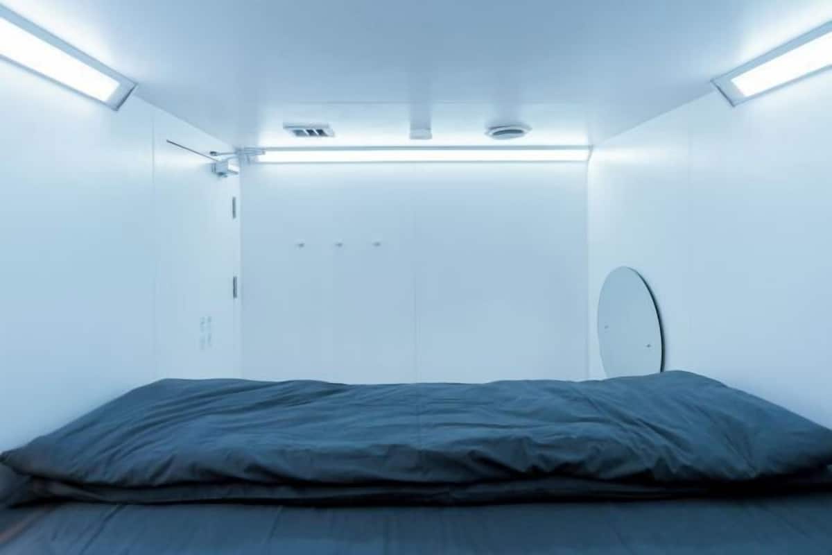 Desk, soundproofing, free WiFi, bed sheets