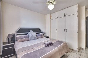 3 bedrooms, iron/ironing board, WiFi, bed sheets - Apt - Sleeps 7 - Beach Close - Parking (Amanzimtoti)
