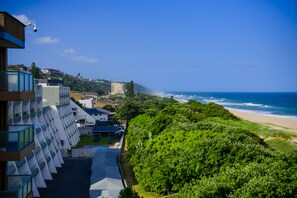 Beach/ocean view - Apt - Sleeps 7 - Beach Close - Parking (Amanzimtoti)