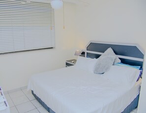 3 bedrooms, iron/ironing board, WiFi, bed sheets - Apt - Sleeps 7 - Beach Close - Parking (Amanzimtoti)