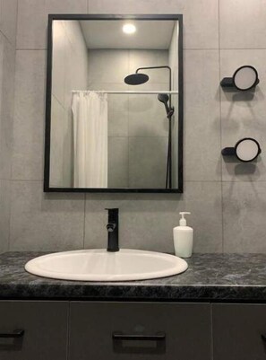 تجهيزات دش، مجففات شعر، مناشف، صابون