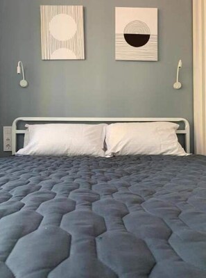 1 dormitori, planxa i posts de planxar, wifi i roba de llit