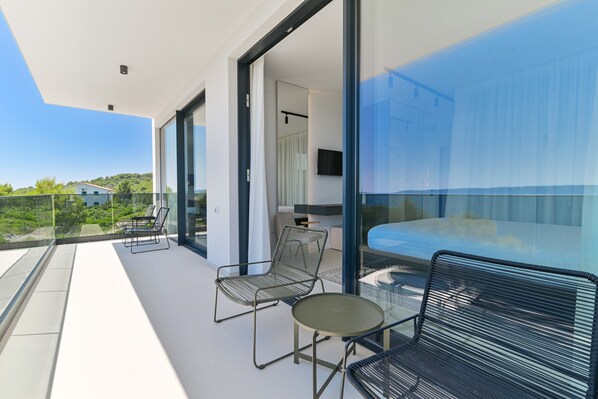 5 bedrooms, iron/ironing board, WiFi, bed sheets