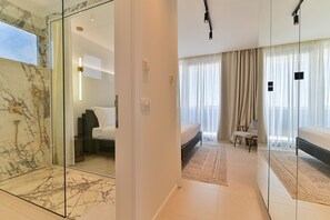 5 bedrooms, iron/ironing board, WiFi, bed sheets