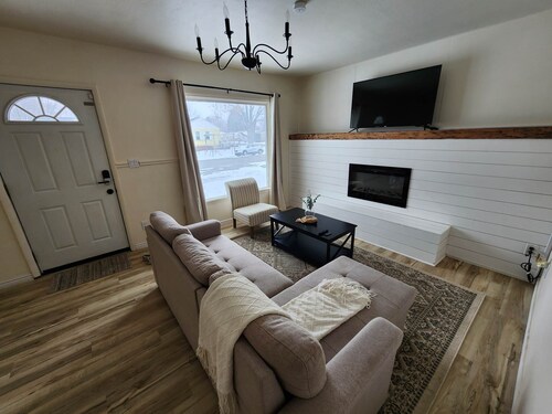 Provo Home! Close to BYU, Downtown Provo, 10 mins from Utah Valley University. 