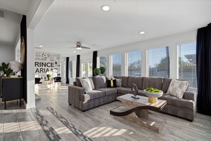 Una sala de estar moderna con un sofá modular, una mesa de centro y una planta decorativa.