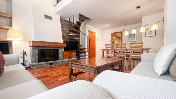 TV, fireplace - Dúplex con Encanto en Puigcerdà: ¡Un Lugar Único! (Puigcerda)