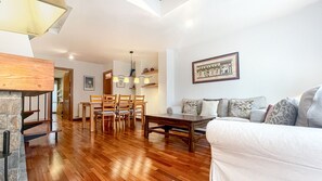 TV, fireplace - Dúplex con Encanto en Puigcerdà: ¡Un Lugar Único! (Puigcerda)