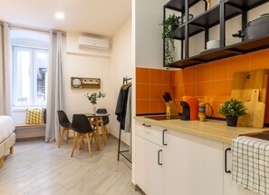 Studio – basic | Eget kjøkken | Kokeplater, kaffetrakter/tekoker og kjøkkenutstyr